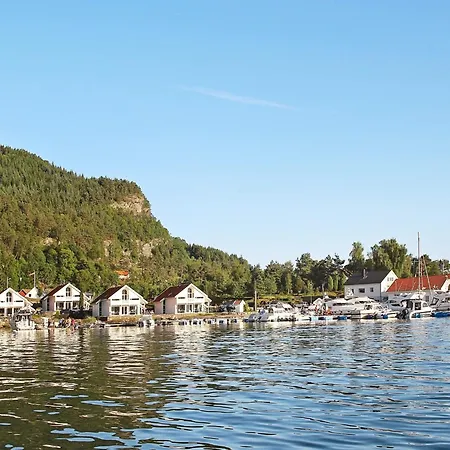 12 Person In Jelsa