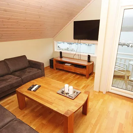 12 Person In Ferienhaus Jelsa